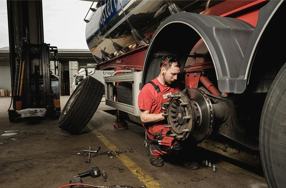 KFZ-Technik und Werkstattteam | Arbeitsbereiche | REDER Transportlogistik++ KFZ-Technik und Werkstattteam | Arbeitsbereiche | REDER Transportlogistik++